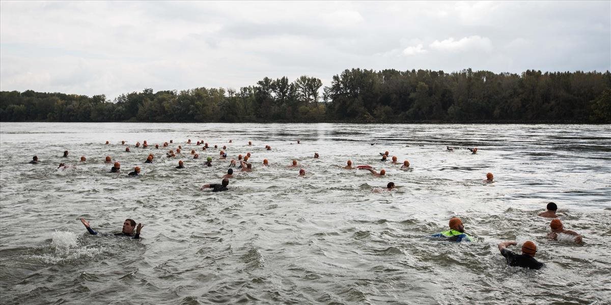 V Bratislave dnes desiatky nadšencov preplávajú  cez Dunaj