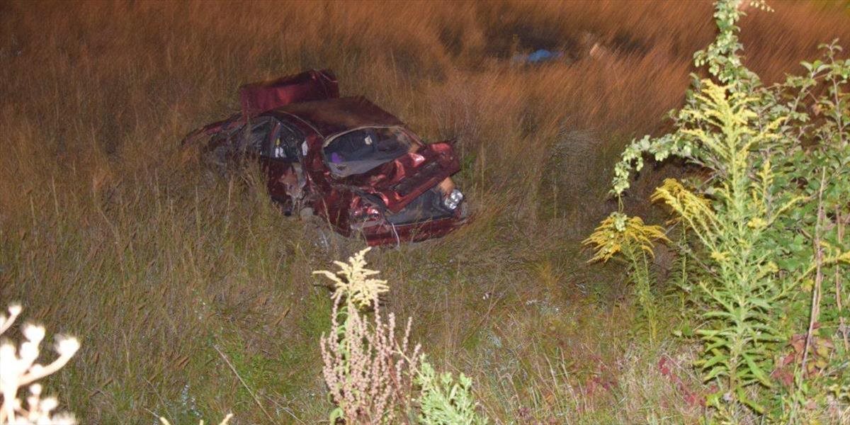 FOTO Tragická nehoda pri Rožňave: Mladý vodič dostal šmyk a niekoľkokrát sa prevrátil