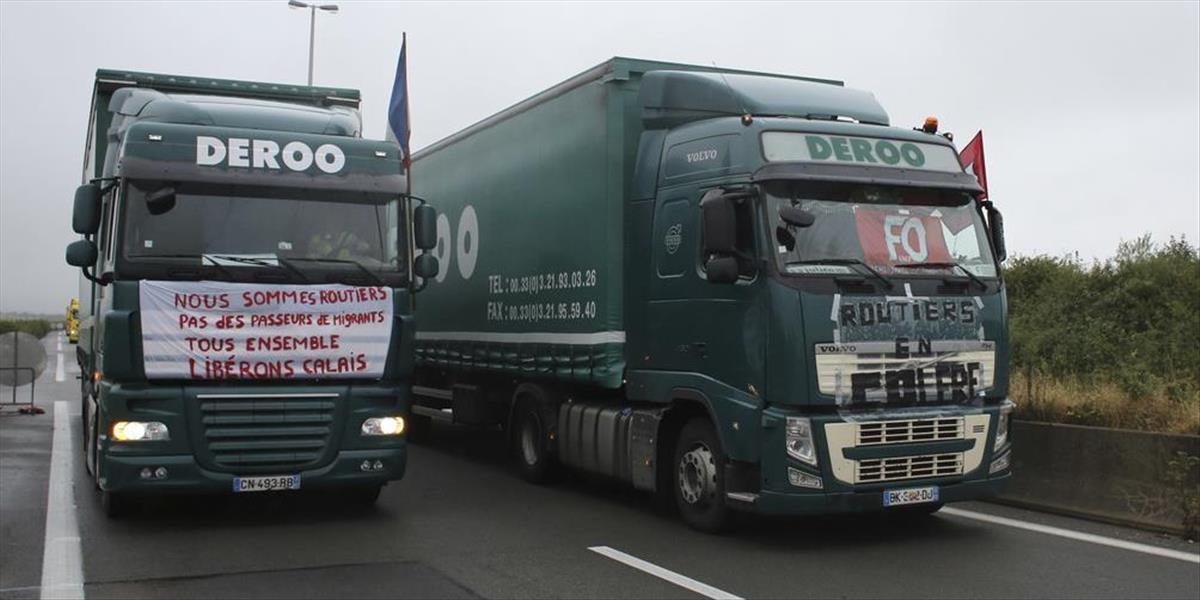 Francúzi zablokovali kamiónmi Calais: Požadujú uzavretie utečeneckého tábora