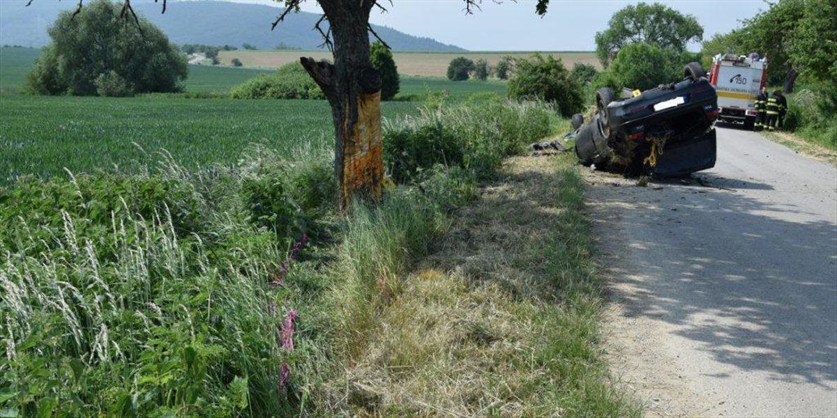 Pri dopravnej nehode v obci Čierne nad Topľou sa ťažko zranila 34-ročná žena