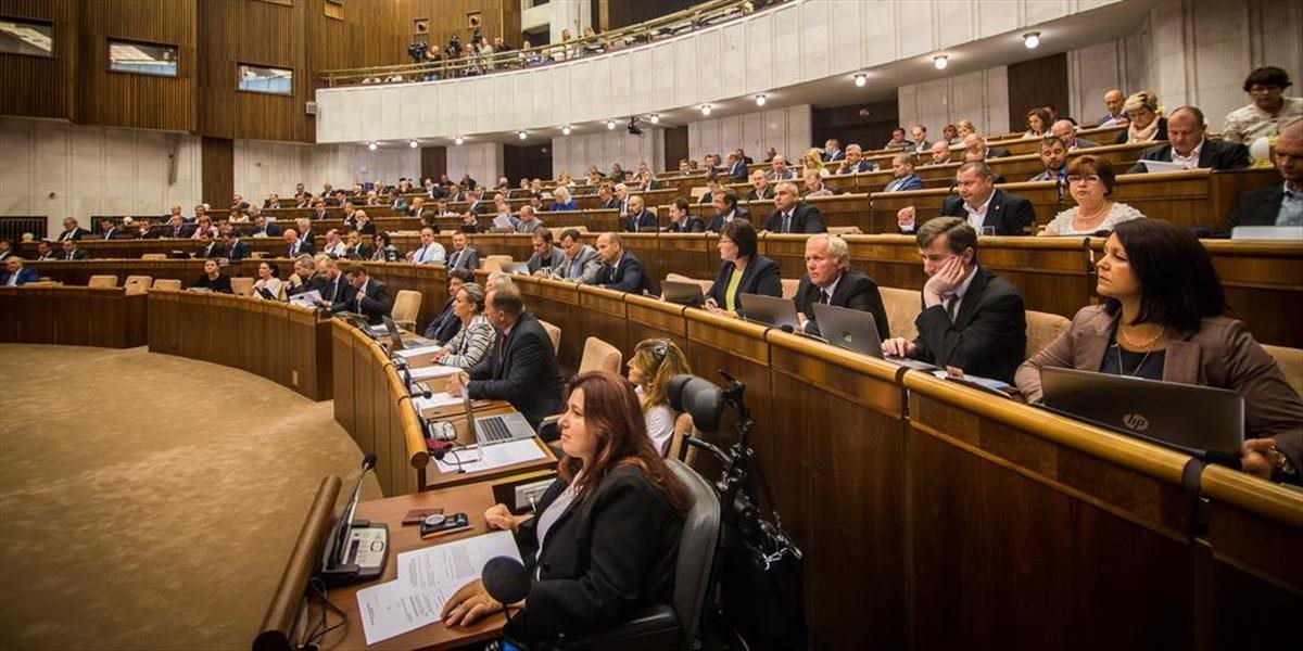 Parlamentná schôdza pokračuje druhým dňom, na stole sú vládne návrhy