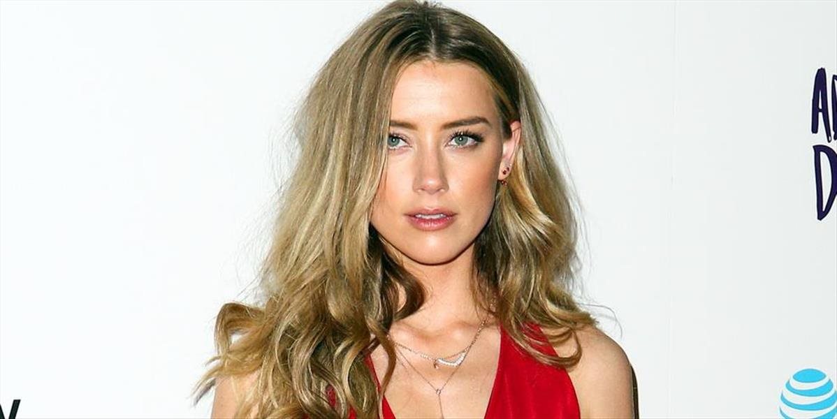 Herečka Amber Heard stiahla žalobu na komika Douga Stanhopea