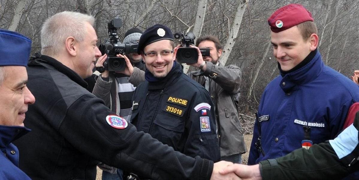 Kontingent 50 českých policajtov začal slúžiť na maďarsko-srbských hraniciach