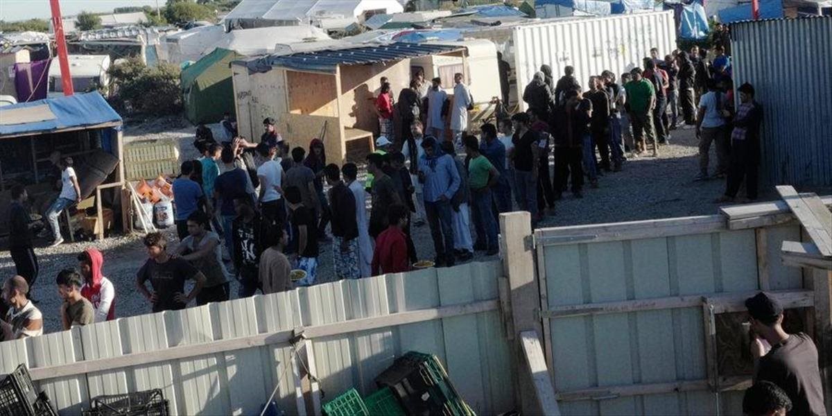 Británia postaví pri francúzskej džungli v Calais kilometer dlhý múr pred migrantmi