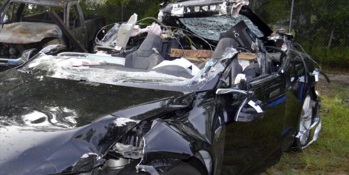 Holandský vodič elektromobilu Tesla zomrel po náraze do stromu