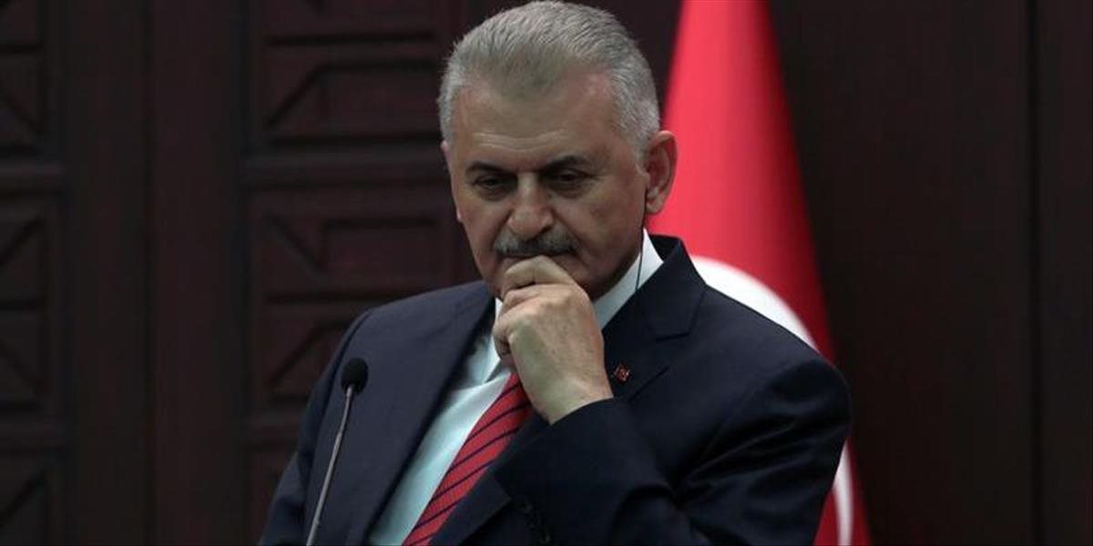 Turecký premiér Yildirim pripustil, že pri čistkách mohlo dôjsť k omylom