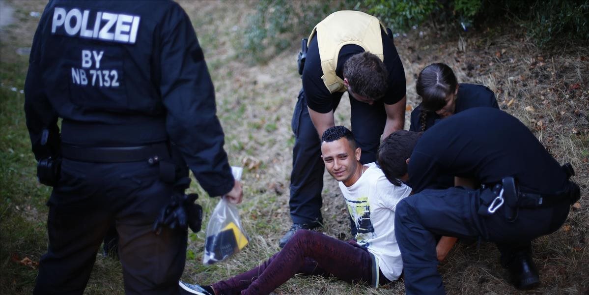 Rakúska prokuratúra obvinila dvoch migrantov z prepojenia na útoky v Paríži