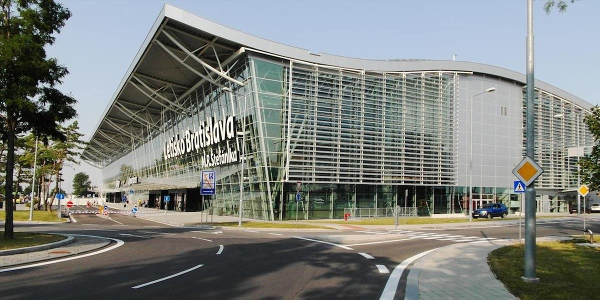 Bratislavskému letisku stúpol za osem mesiacov počet cestujúcich o 13 %
