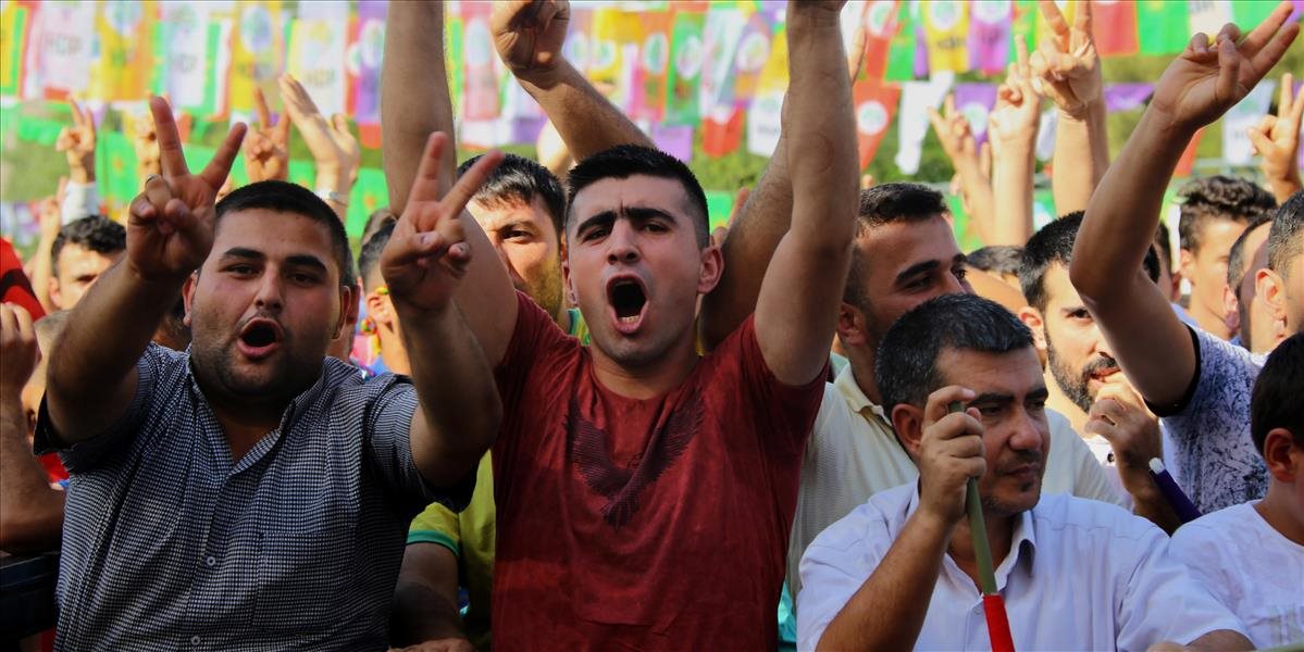 VIDEO Turecká polícia zasiahla proti demonštrujúcim pedagógom v Diyarbakire