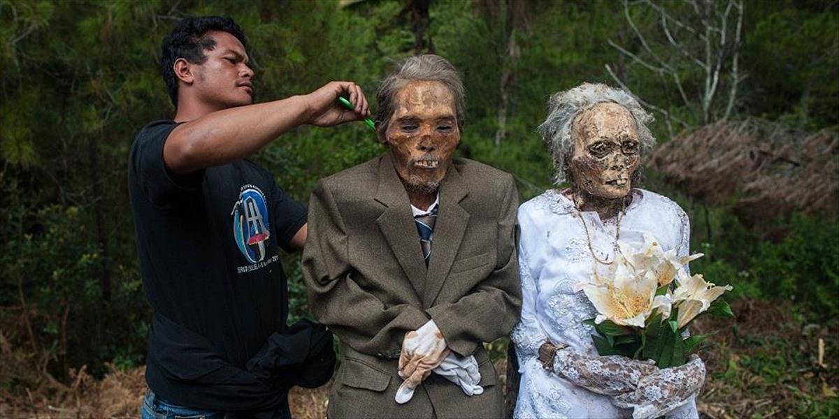 VIDEO Morbídny rituál: Torajania vykopávajú mŕtvych každé 3 roky, robia si s nimi rodinné fotky