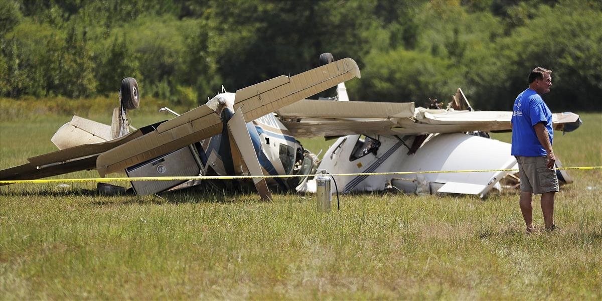 Po zrážke lietadiel na leteckej prehliadke v Sasku zomreli 2 ľudia