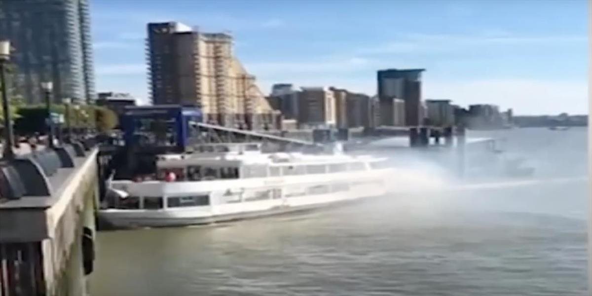 VIDEO Ďalšia kolízia výletnej lode: Plavidlo nabúralo v Londýne do prístavného móla