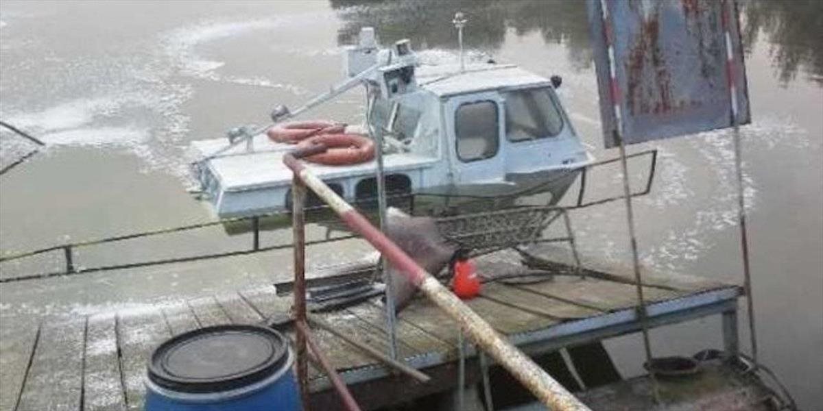 Na rieke Váh sa potopil remorkér: Zasahovalo desať hasičov
