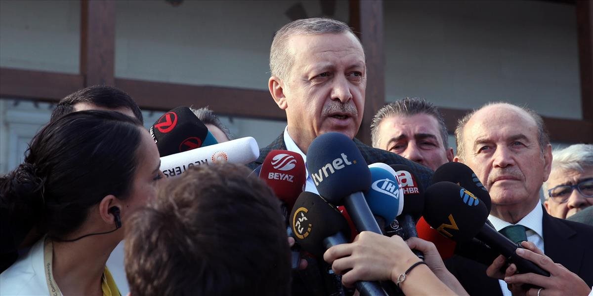 Erdogan odobril odvolanie šéfov samospráv pre kontakty s PKK a gülenistami