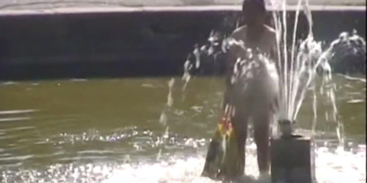 VIDEO Cudzinka spôsobila v Prahe rozruch: Nahá vo fontáne