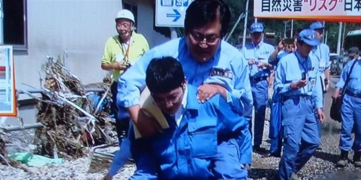 Škandál v Japonsku: Politik navštívil oblasť po tajfúne, cez mláku ho preniesli na chrbte