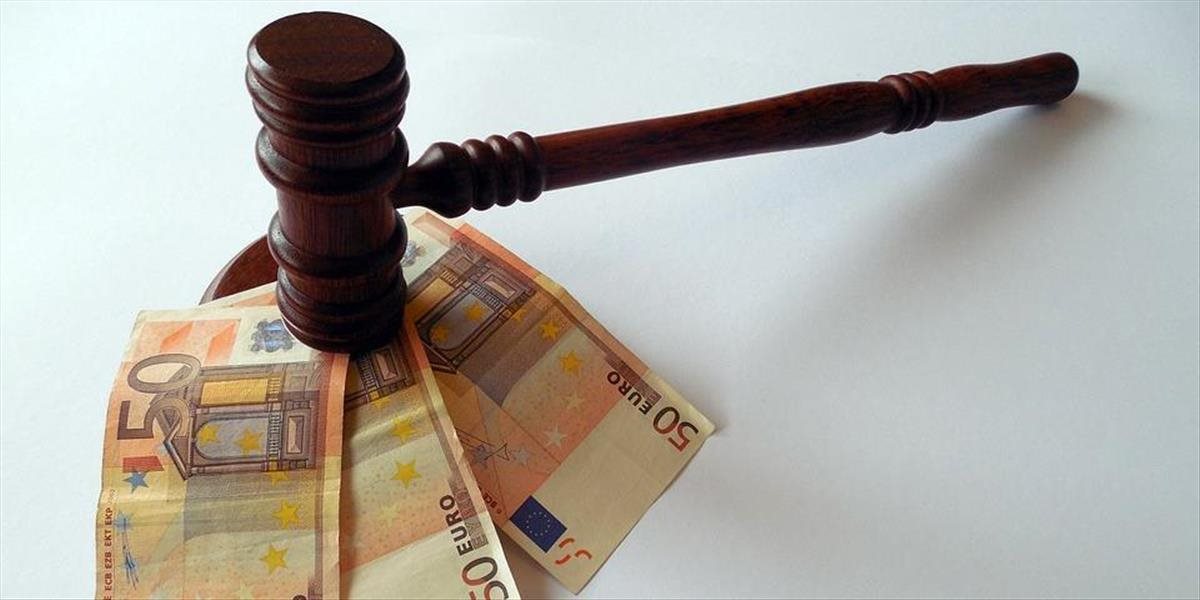 Sudcovia žalujú štát, chcú úroky z omeškania za platy znížené v roku 2011