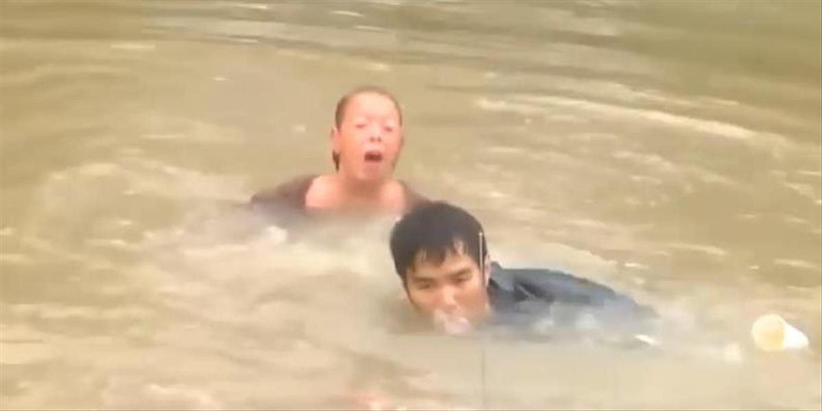 Žena z Louisiany, ktorá unikla smrti pri povodni, sa stretla so záchrancom