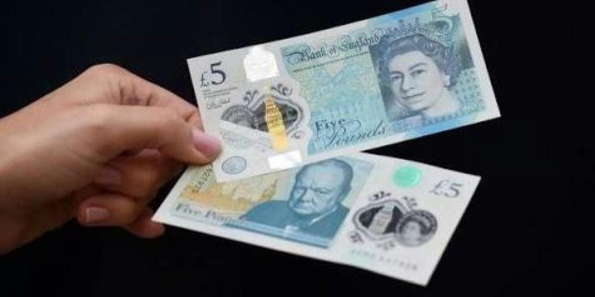 V Británii uviedli do obehu novú plastovú päťlibrovú bankovku