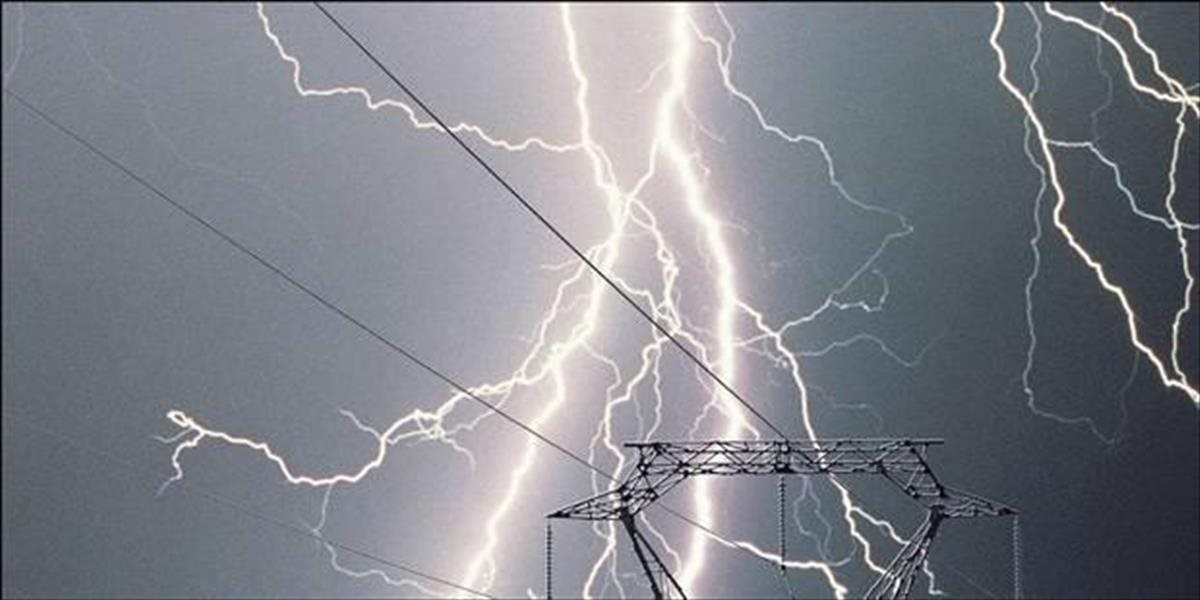 Kvôli búrkam sa bez elektriny ocitlo 120-tisíc domácností na západe Francúzska