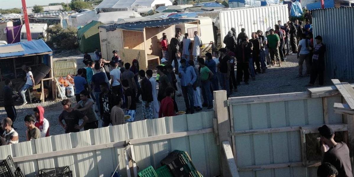 Utečenecký tábor pri Calais zlikvidujú, migrantov prerozdelia po krajine