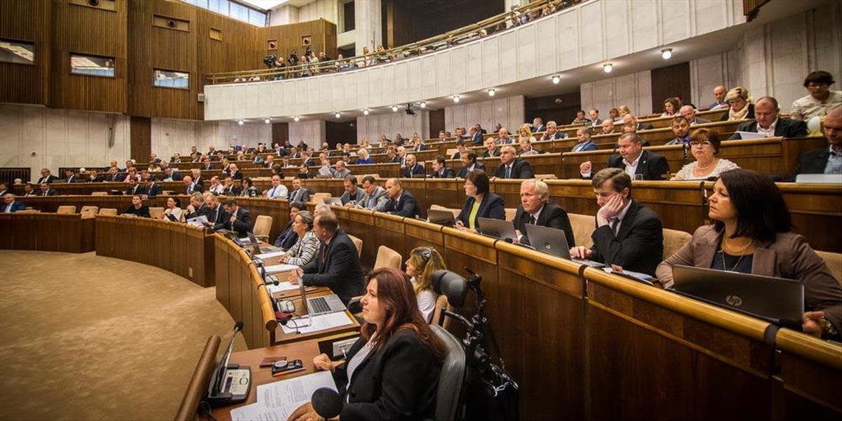 Rokovací deň v parlamente ukončilo odpolitizovanie voľby riaditeľa škôl