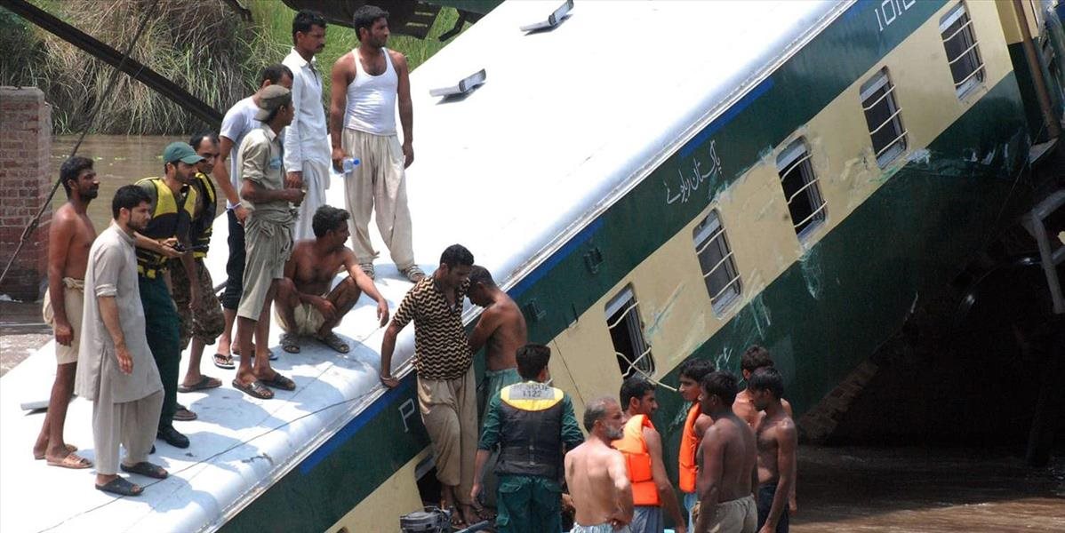 Nočná zrážka vlakov si vyžiadala šesť mŕtvych a 100 zranených