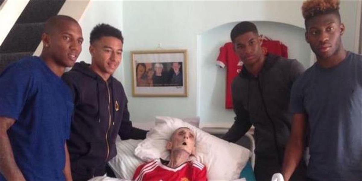 FOTO Hráči Manchesteru United splnili starčekovi posledné prianie, zomrel pár minút po ich odchode