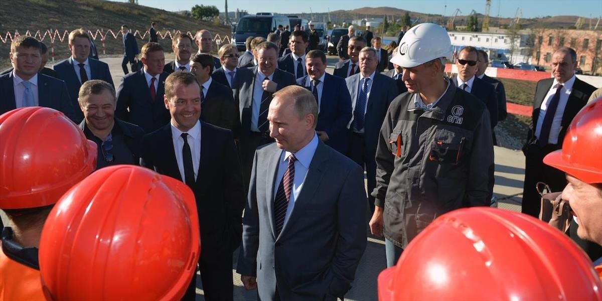 Putin navštívil stavbu mosta, ktorý spojí Krym s ruskou pevninou