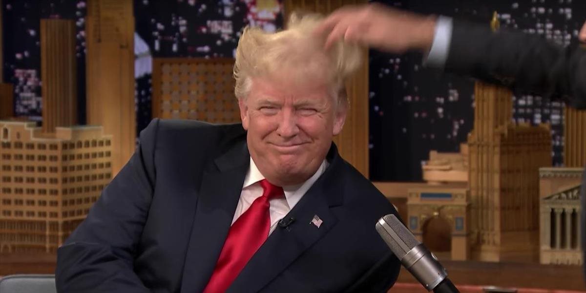 VIDEO Trump v televíznej šou súhlasil, aby mu moderátor postrapatil jeho povestný účes