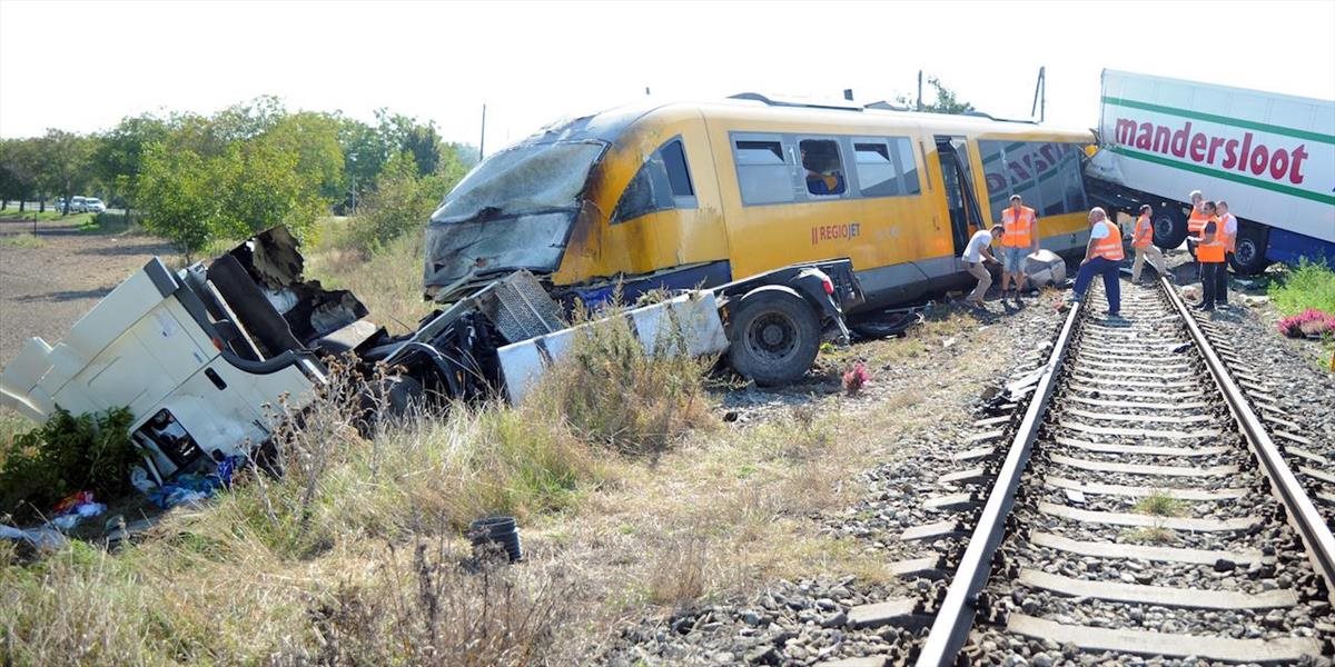 FOTO Pri Veľkom Mederi sa zrazil vlak RegioJet s kamiónom: V nemocnici skončilo 15 ľudí