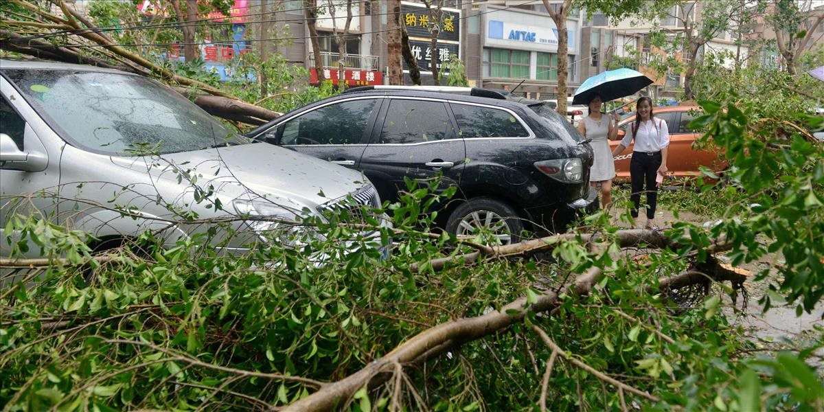 VIDEO Silný tajfún si v Číne a na Taiwane vyžiadal najmenej 11 obetí na životoch