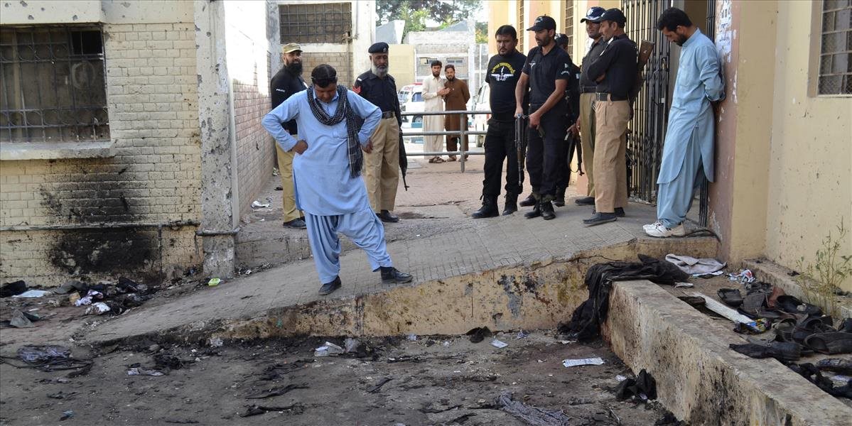 VIDEO V pakistanskej mešite sa odpálil samovražedný atentátnik, zomrelo najmenej 16 obetí