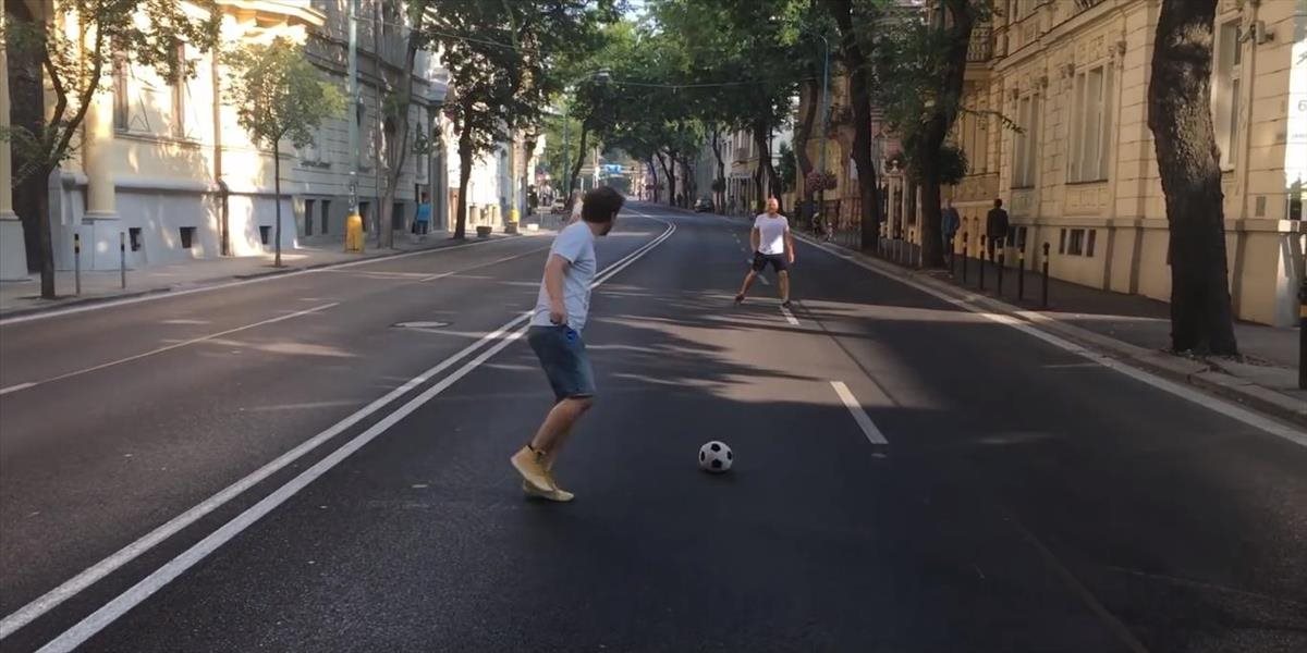 FOTO a VIDEO Bratislava je mesto duchov: Prázdne cesty, v centre hrajú na ulici futbal