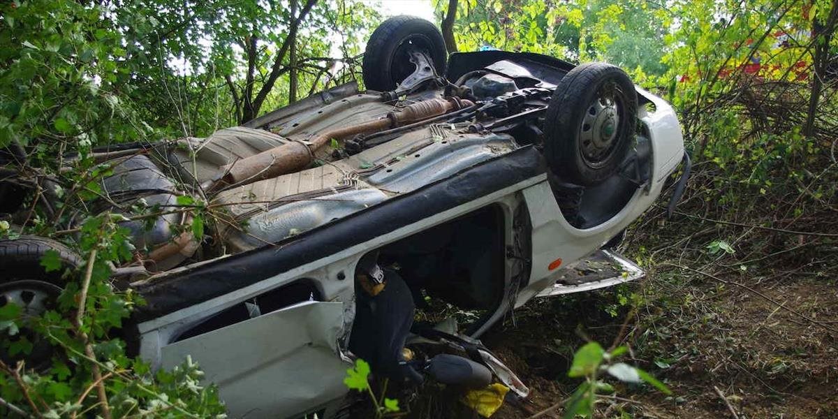 Autonehoda v ťažko dostupnom teréne: Zranili sa traja ľudia