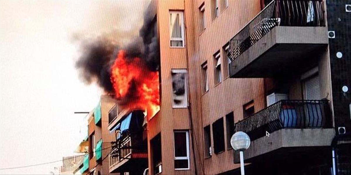 Pri explózii v dome neďaleko Barcelony zomrela jedna a zranilo sa 17 osôb