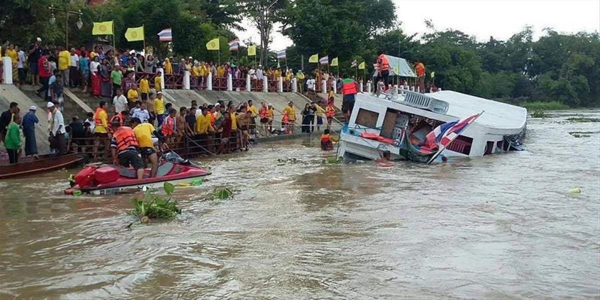 VIDEO V Thajsku sa prevrátila na rieke loď s vyše 100 cestujúcimi, obetí je zatiaľ 13