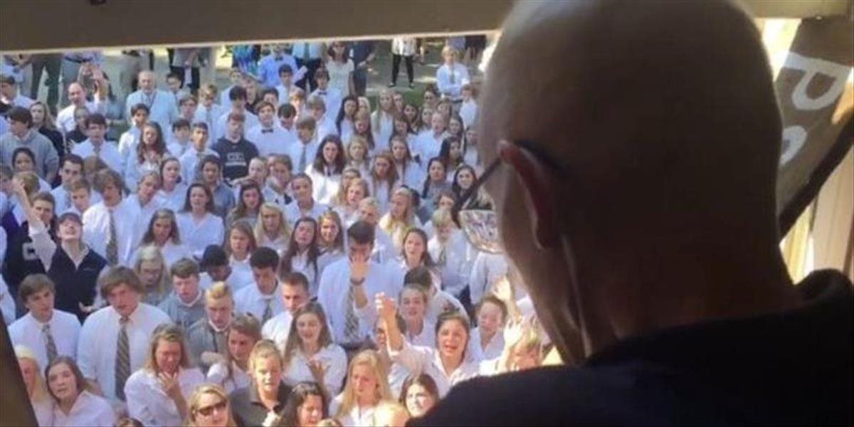 VIDEO Krásne gesto: Pod oknom umierajúceho profesora zaspievali hymnu stovky študentov