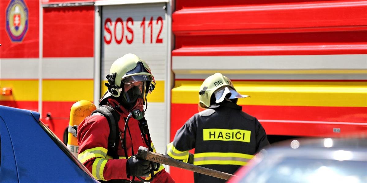 Hasiči likvidujú požiar v bratislavskom byte na Ovručskej ulici