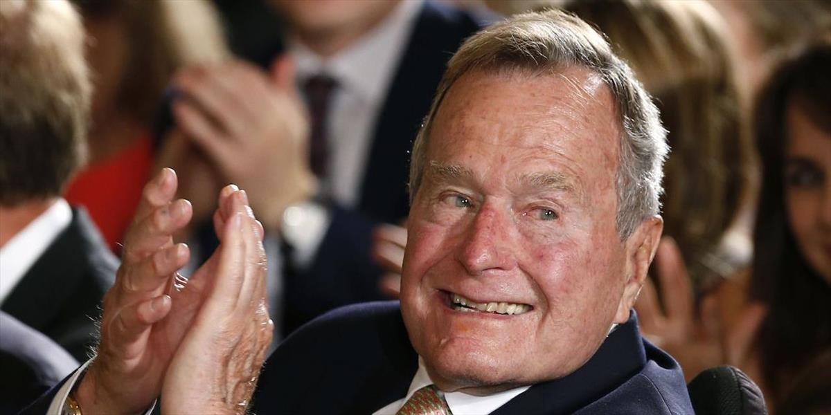 Exprezident Bush starší bude voliť Clintonovú, tvrdí Kennedyho neter