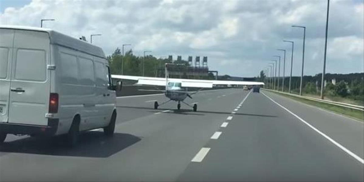 Francúzsky pilot športového lietadla núdzovo pristál na frekventovanej diaľnici