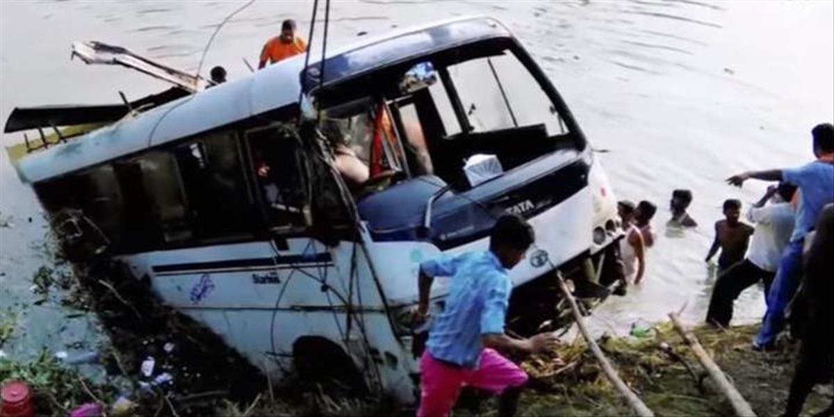 VIDEO Pri nehode školského autobusu v indickom štáte Pandžáb zahynulo najmenej osem detí