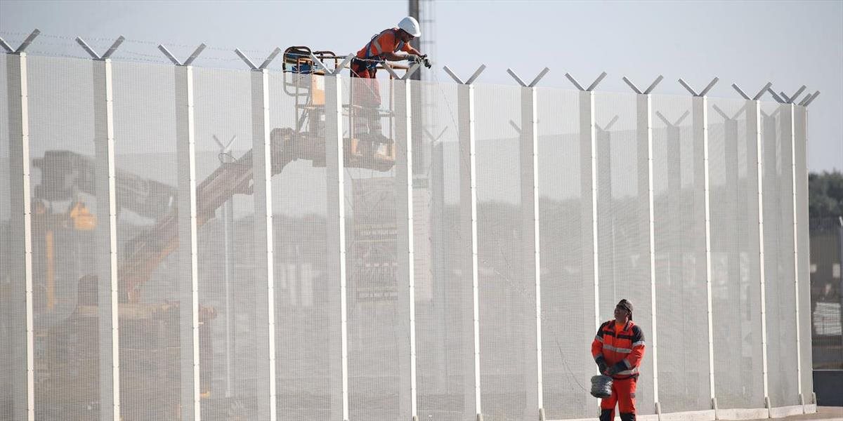 Pri francúzskom Calais začali stavať múr proti migrantom