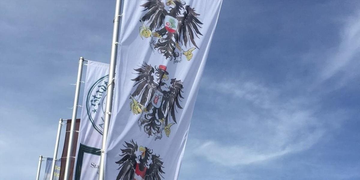 FOTO Rakúšan vyvesil vlajku banánovej republiky, prípad preveruje prokuratúra