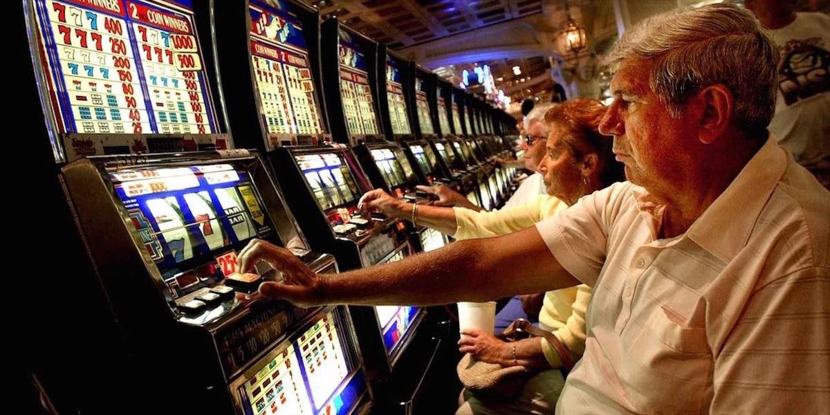 Poberatelia dávok v hmotnej núdzi by mali mať zakázané hrať hazardné hry