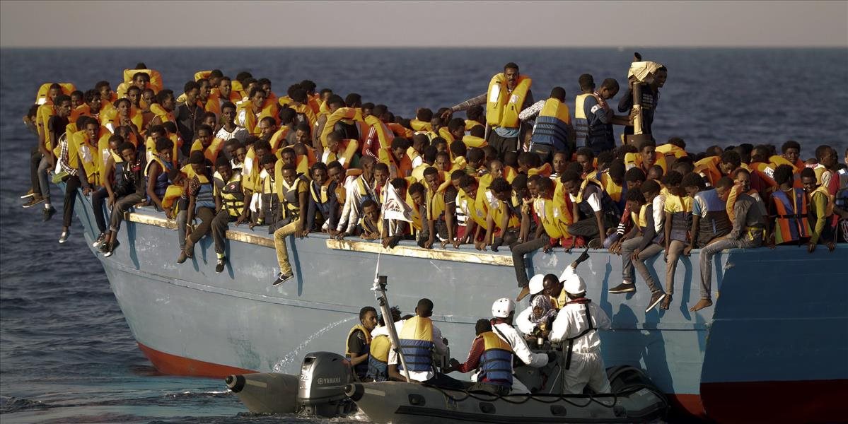 Prevrátila sa najväčšia pašerácka loď so 600 migrantmi, najmenej 29 mŕtvych