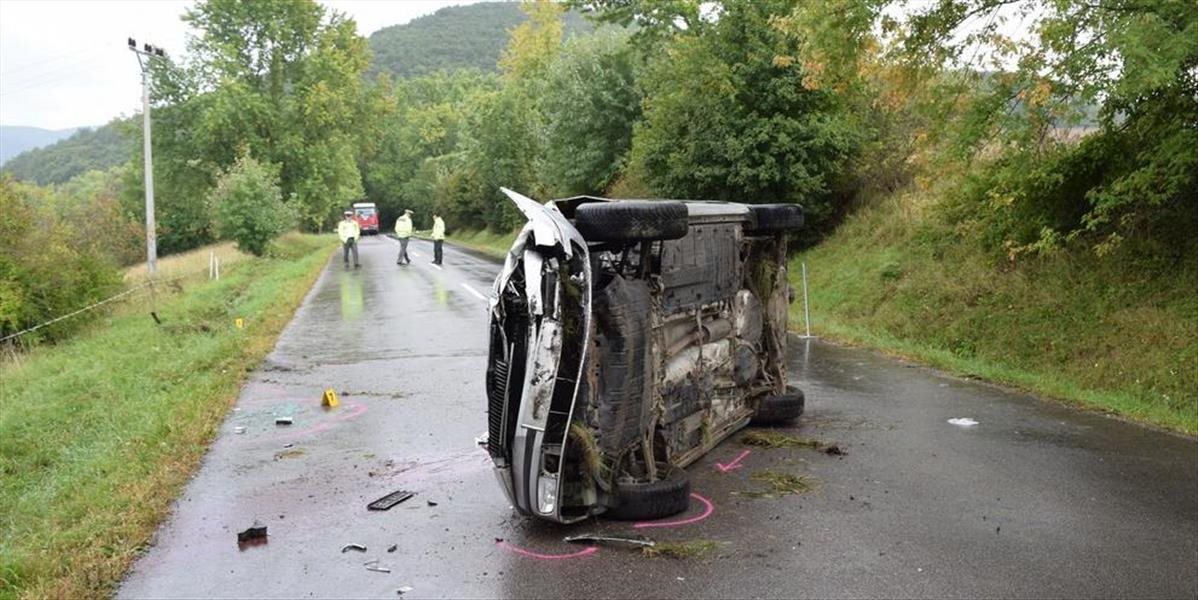 FOTO 38-ročný vodič zišiel pri Prievidzi z cesty a niekoľkokrát sa prevrátil, nehodu neprežil