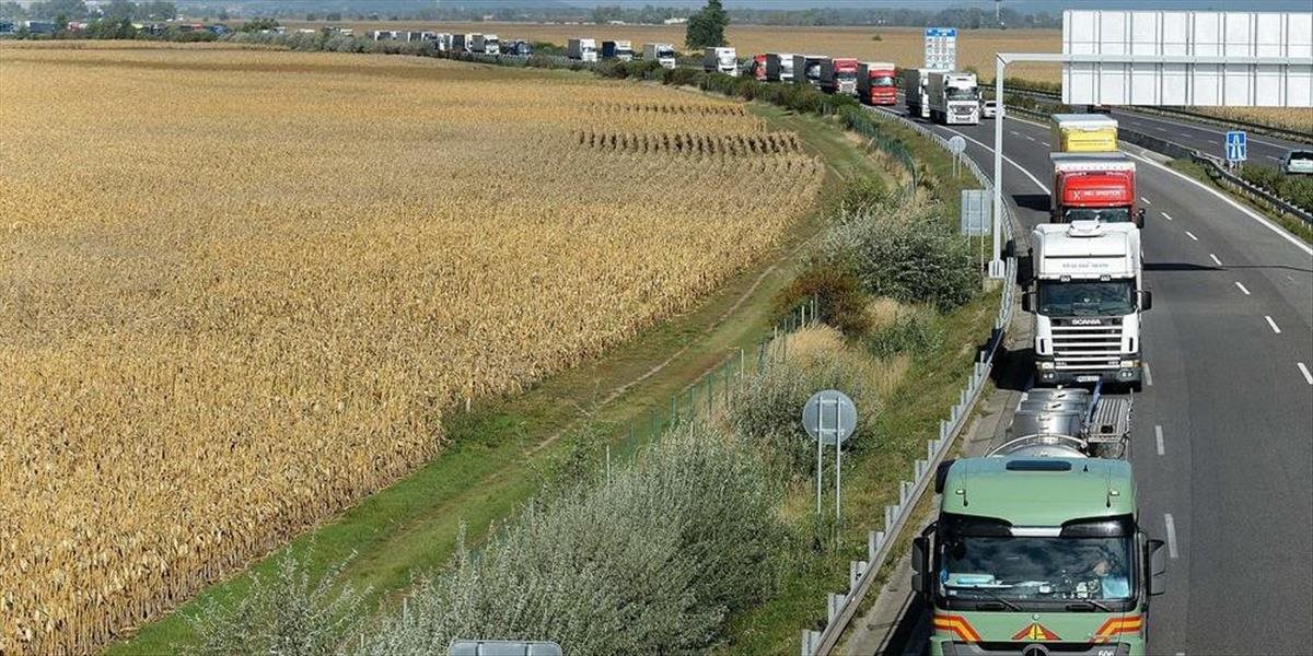 Polícia upozorňuje kamionistov na kolóny na hraničnom priechode Rajka, pre váženie súprav
