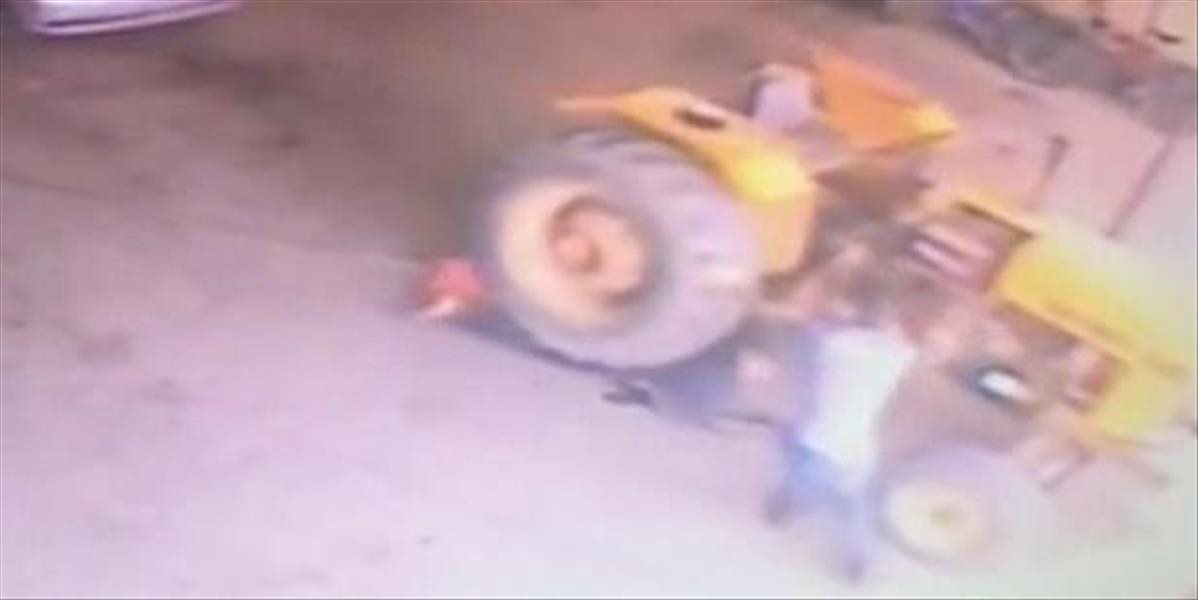 Desivé VIDEO Mechanika prešiel traktor, zázrakom prežil