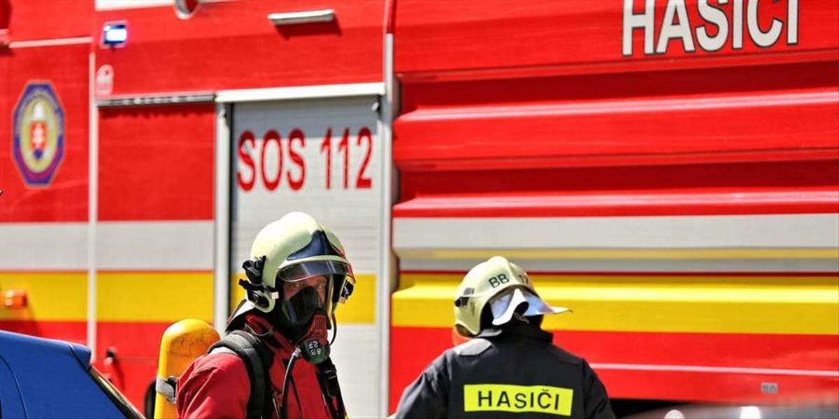 Hasiči zasahujú pri požiari veľkokapacitného senníka v obci Litava